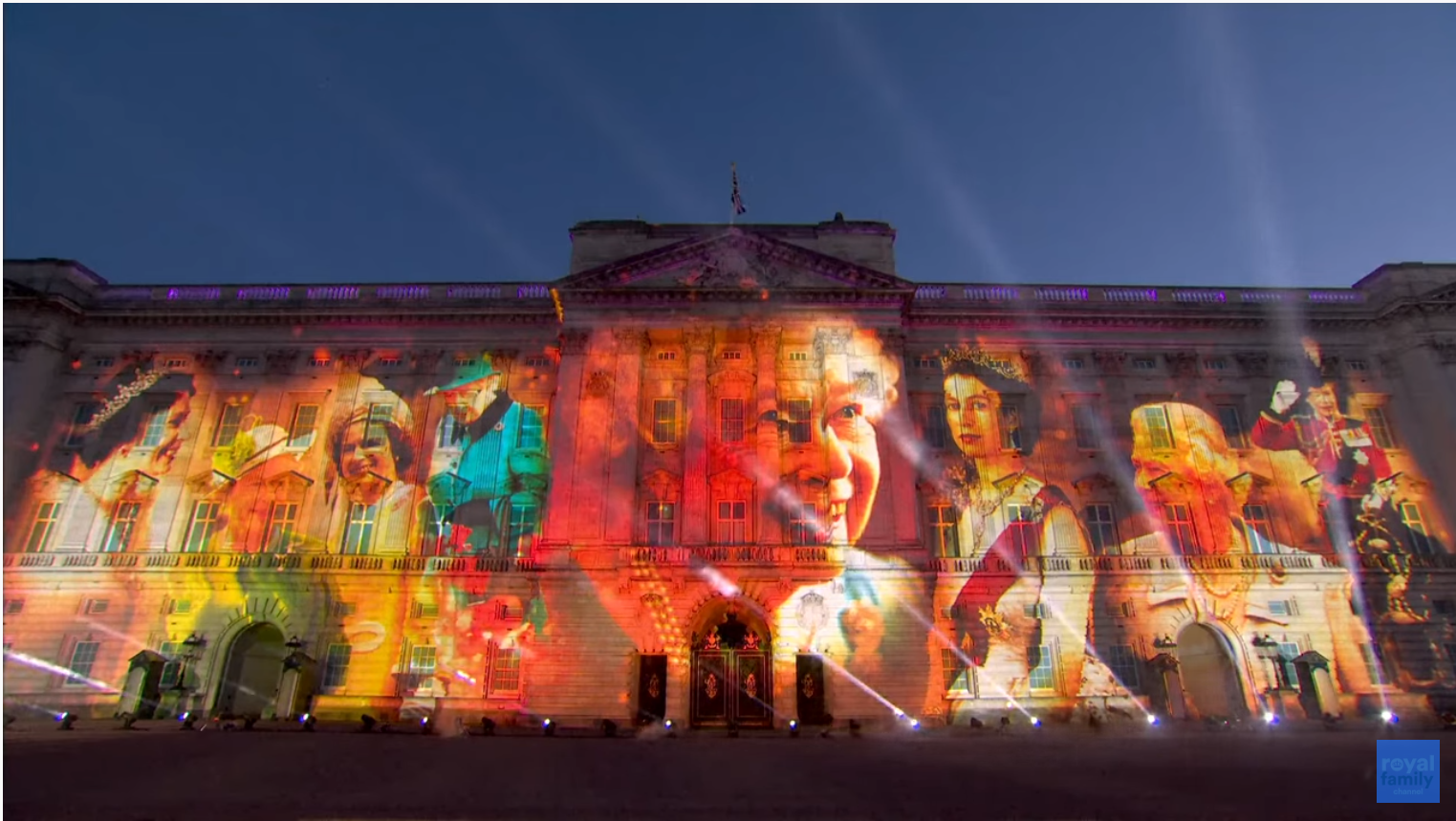 燈光在白金漢宮外牆打出女王肖像。（圖／翻攝自YouTube@TheRoyalFamily）