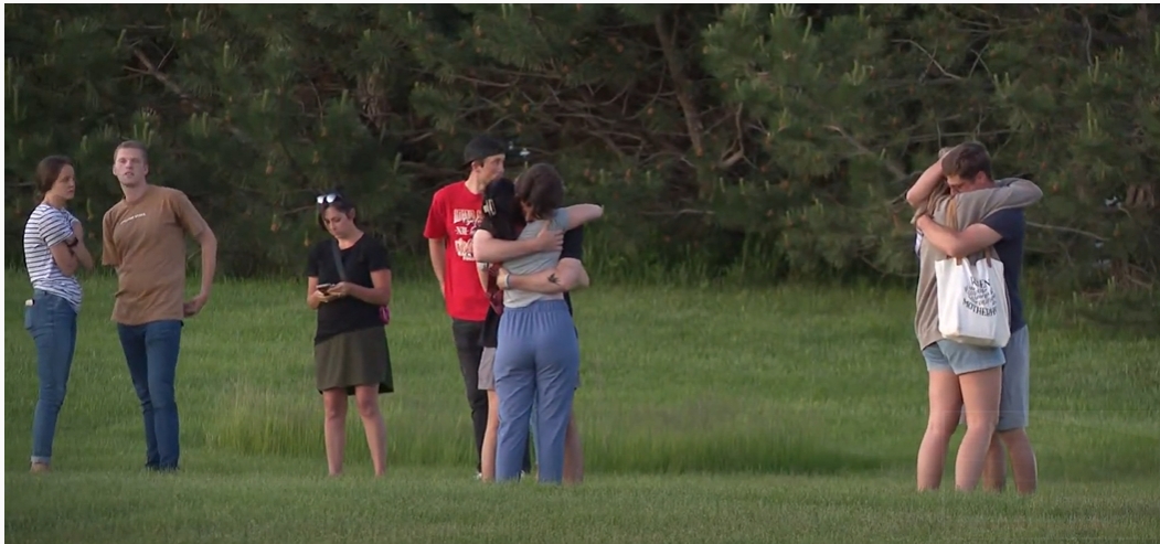 年輕的弟兄姊妹於案發現場外互相安慰。（圖／YouTube@We Are Iowa Local 5 News影片截圖）