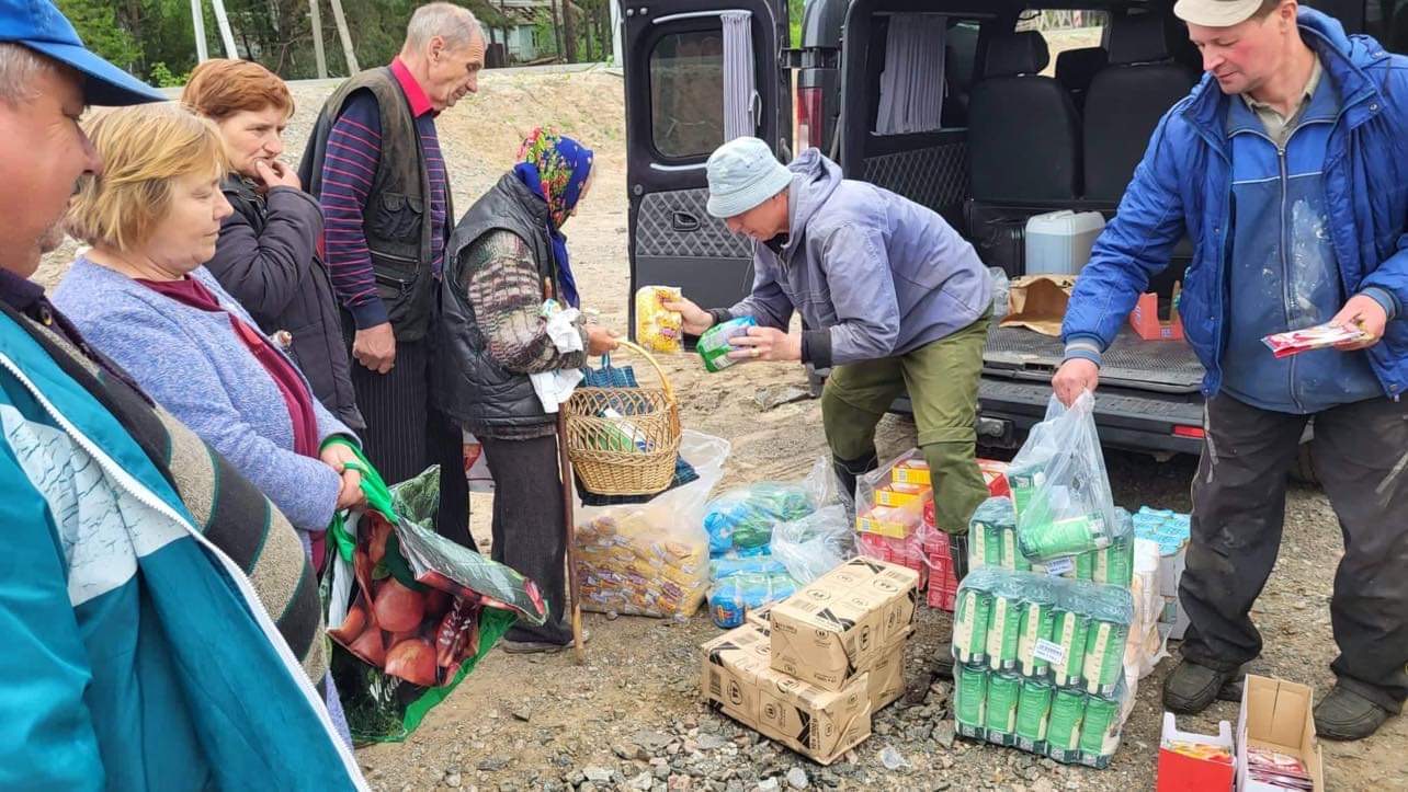 提摩太牧師的團隊為哈爾科夫州一個受損害的村莊運送物資