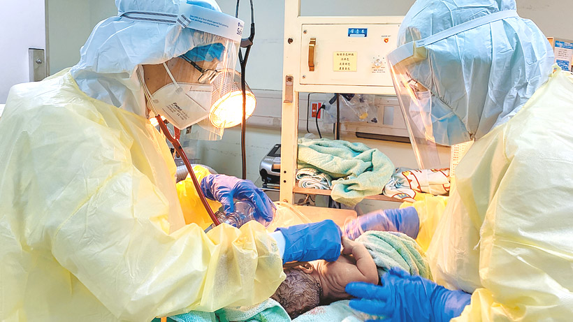 嬰兒一出生，小兒科醫師馬上接手照顧。(圖/屏基提供)