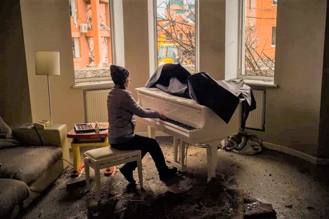 年輕女孩回到殘破的家中彈鋼琴。（圖／翻攝自Twitter@MFA_Ukraine）