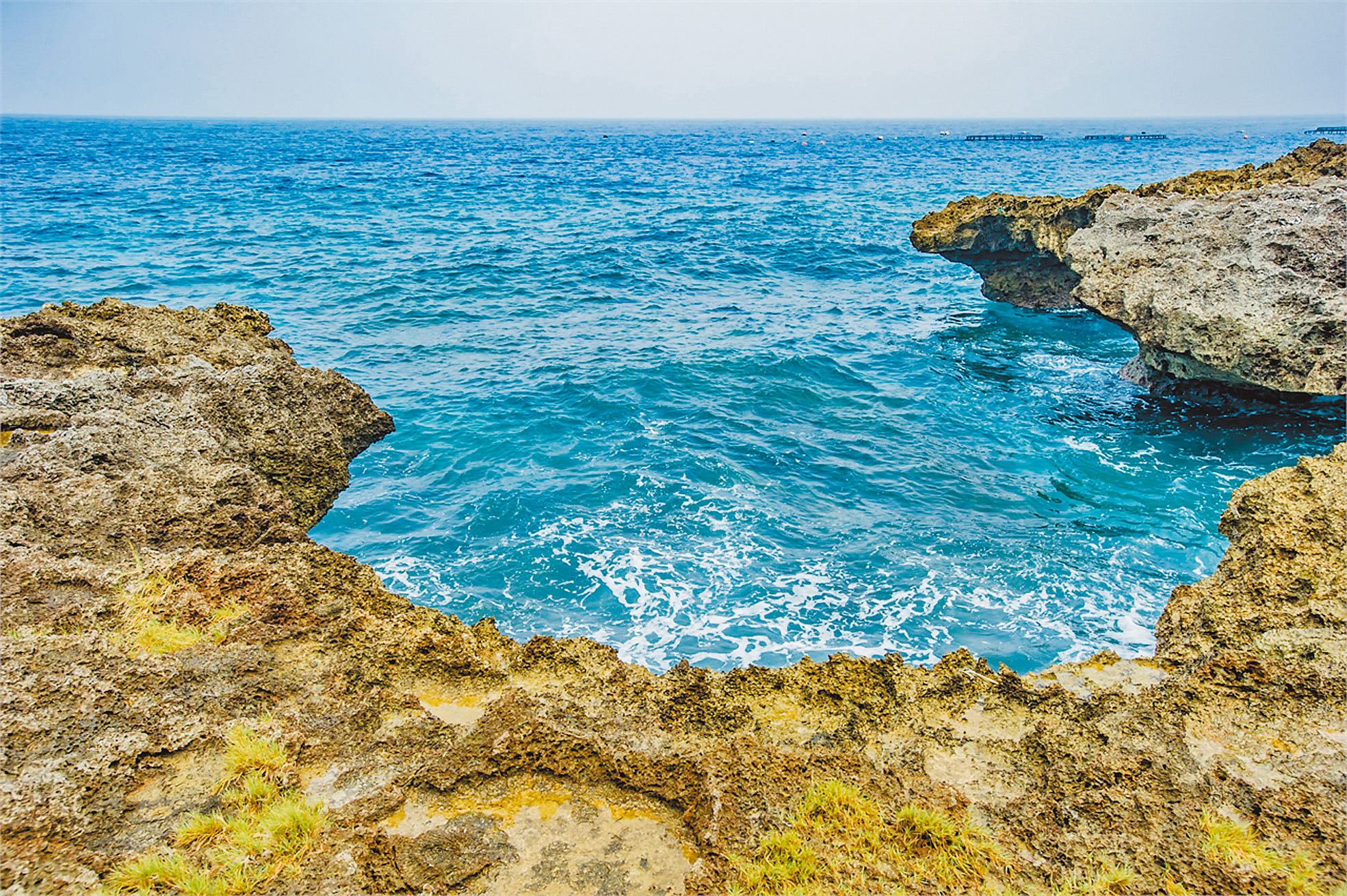 小琉球的岸邊礁岩。（圖／琉球教會洪長老提供）