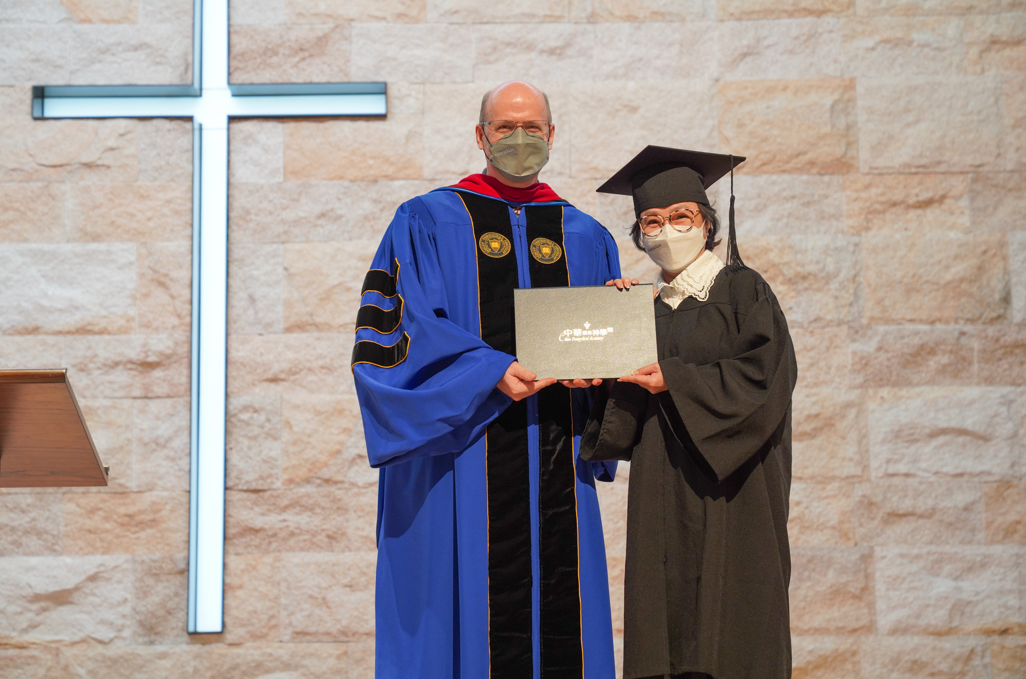 戴繼宗院長頒畢業證書給畢業生(圖/中華福音神學院提供)
