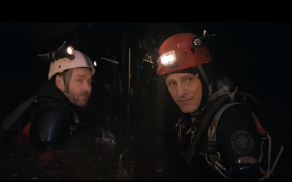 電影以洞穴救援為主軸拍攝。（圖／截圖自YouTube @Prime Video）