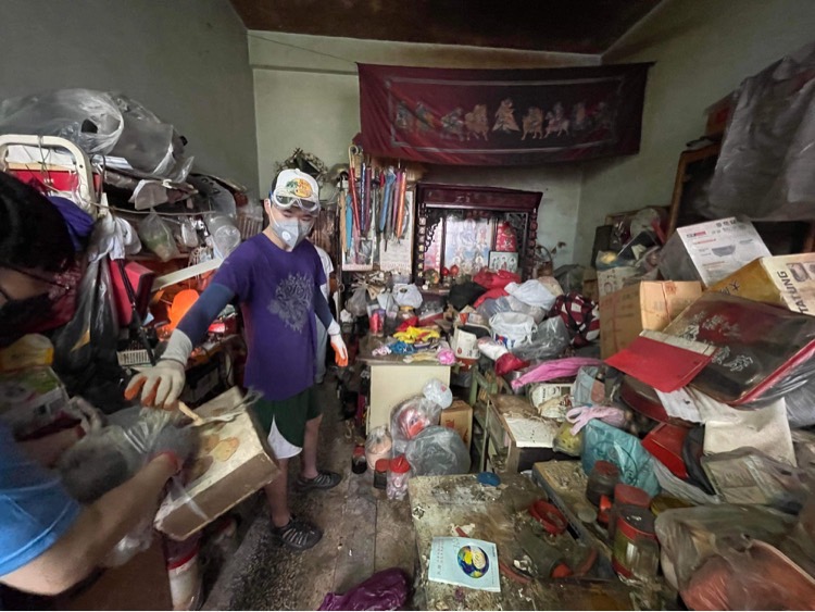 清理獨居老人堆滿垃圾的住處。