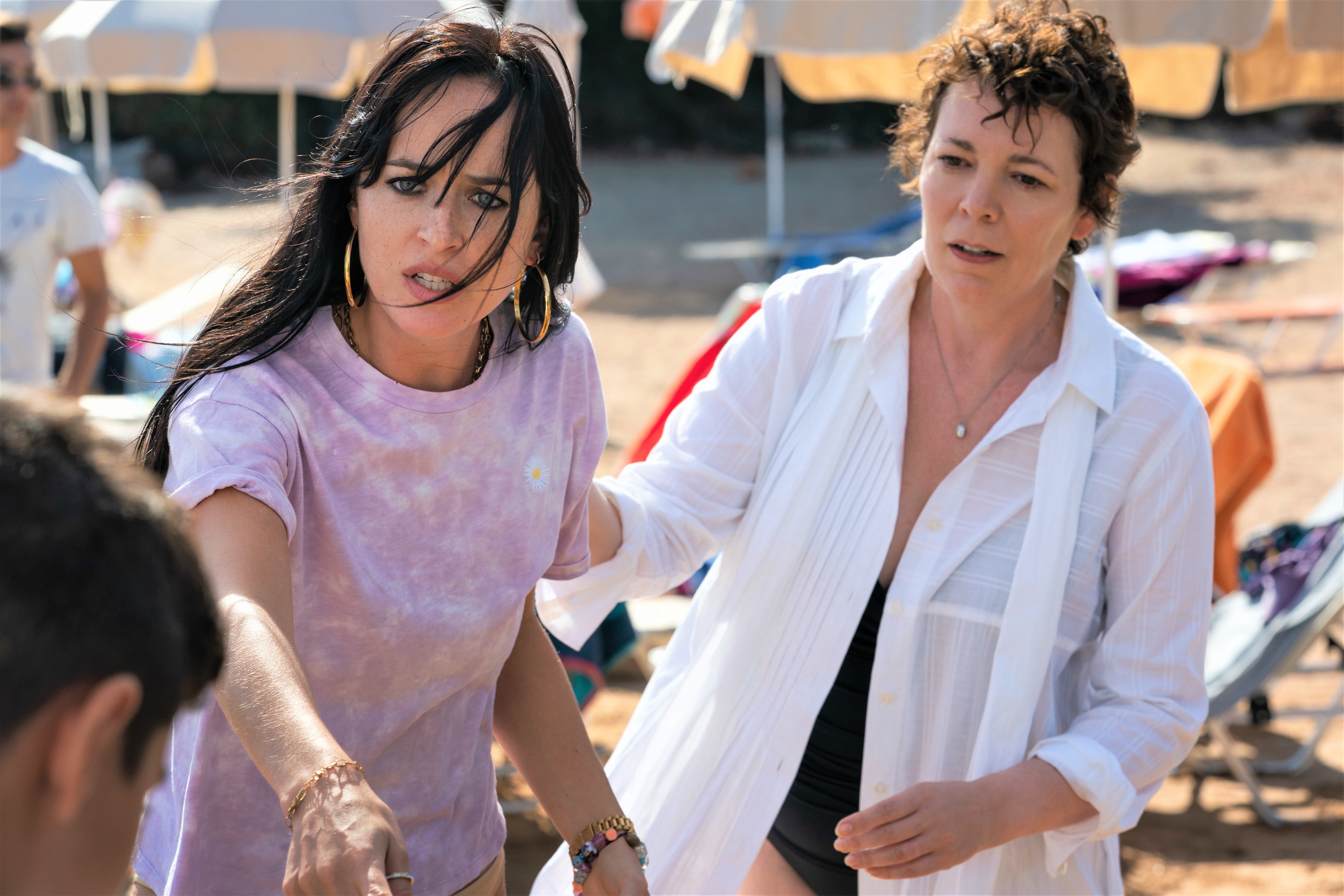 妮娜（左）因女兒不見了而顯得躁動不安。（劇照來源：Netflix）