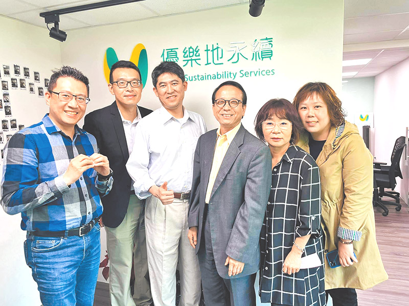 朱竹元董事長（右三）接待來拜訪的企業。（圖／優樂地永續臉書）