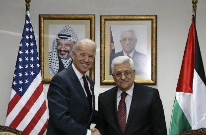 2010年3月10日，當時身為美國副總統的喬．拜登在拉姆拉（Ramallah）問候巴勒斯坦自治政府總統馬哈茂德．阿巴斯。（照片來源：AMMAR AWAD/路透社）