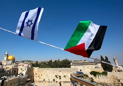 巴勒斯坦和以色列國旗俯瞰圓頂岩石和西牆（照片來源：MARC ISRAEL SELLEM/耶路撒冷郵報）   