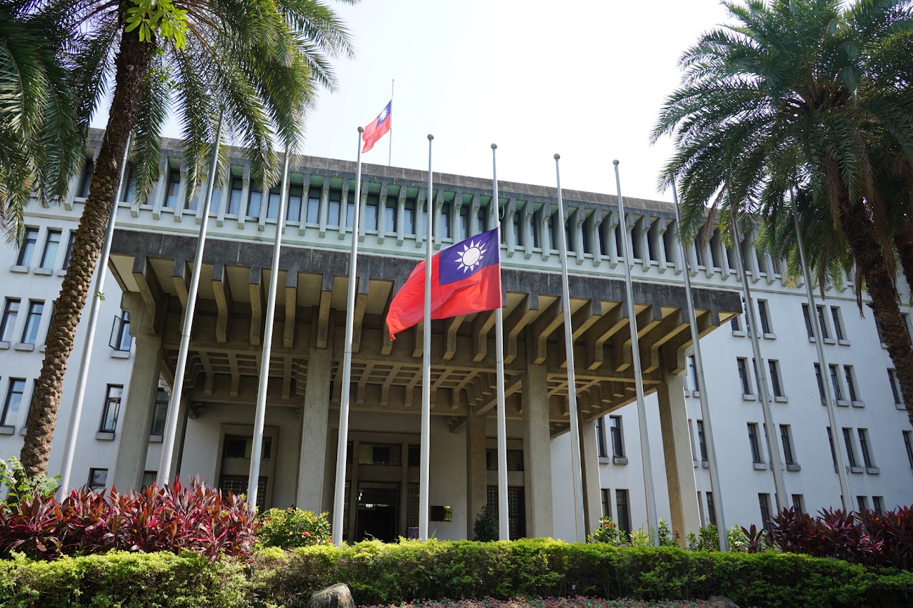 總統府宣布各級政府機關及學校11日降半旗。（圖／翻攝自外交部臉書）