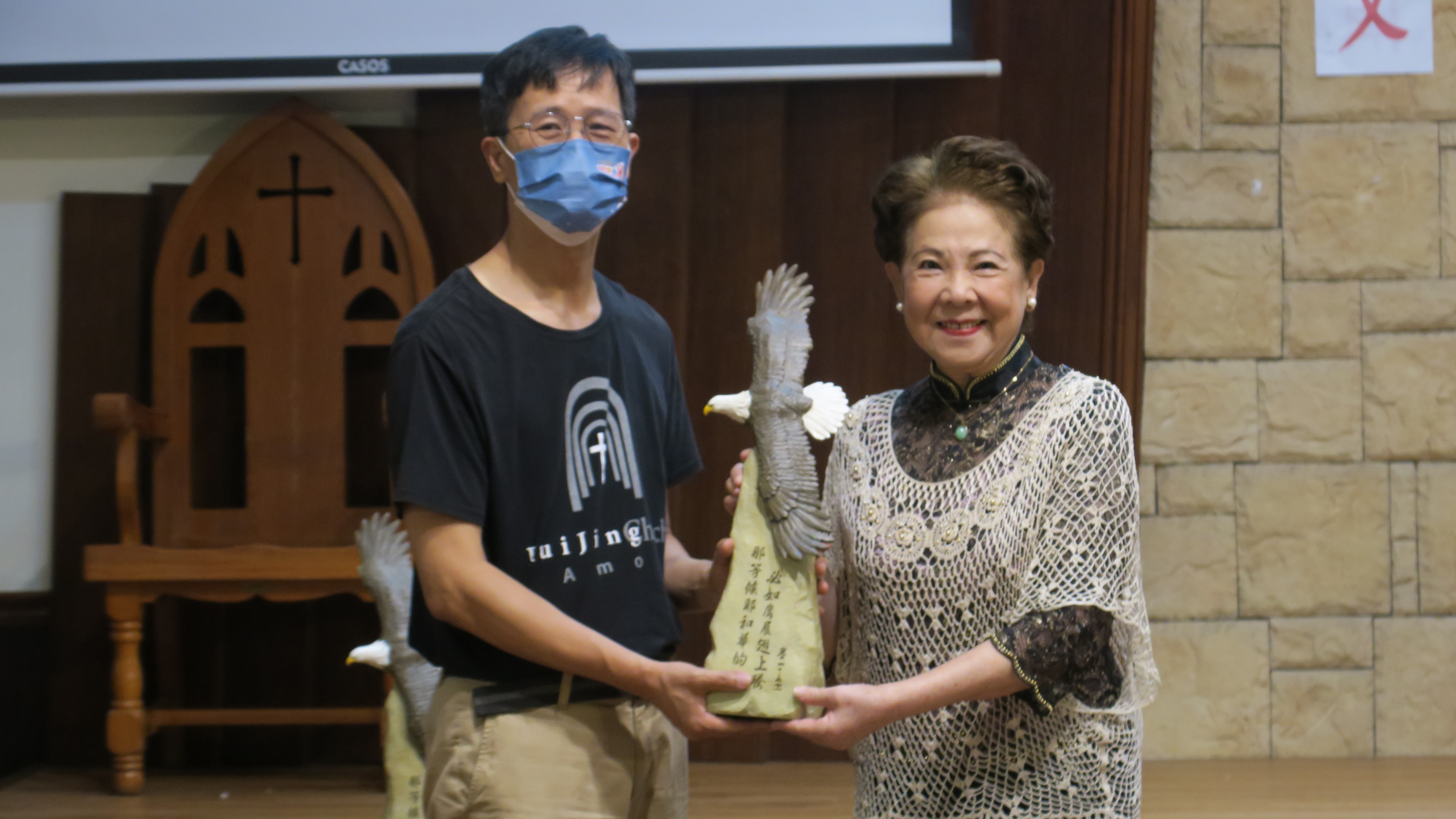 陳瑞枝牧師用論壇報的老鷹送給協辦的李坤南牧師