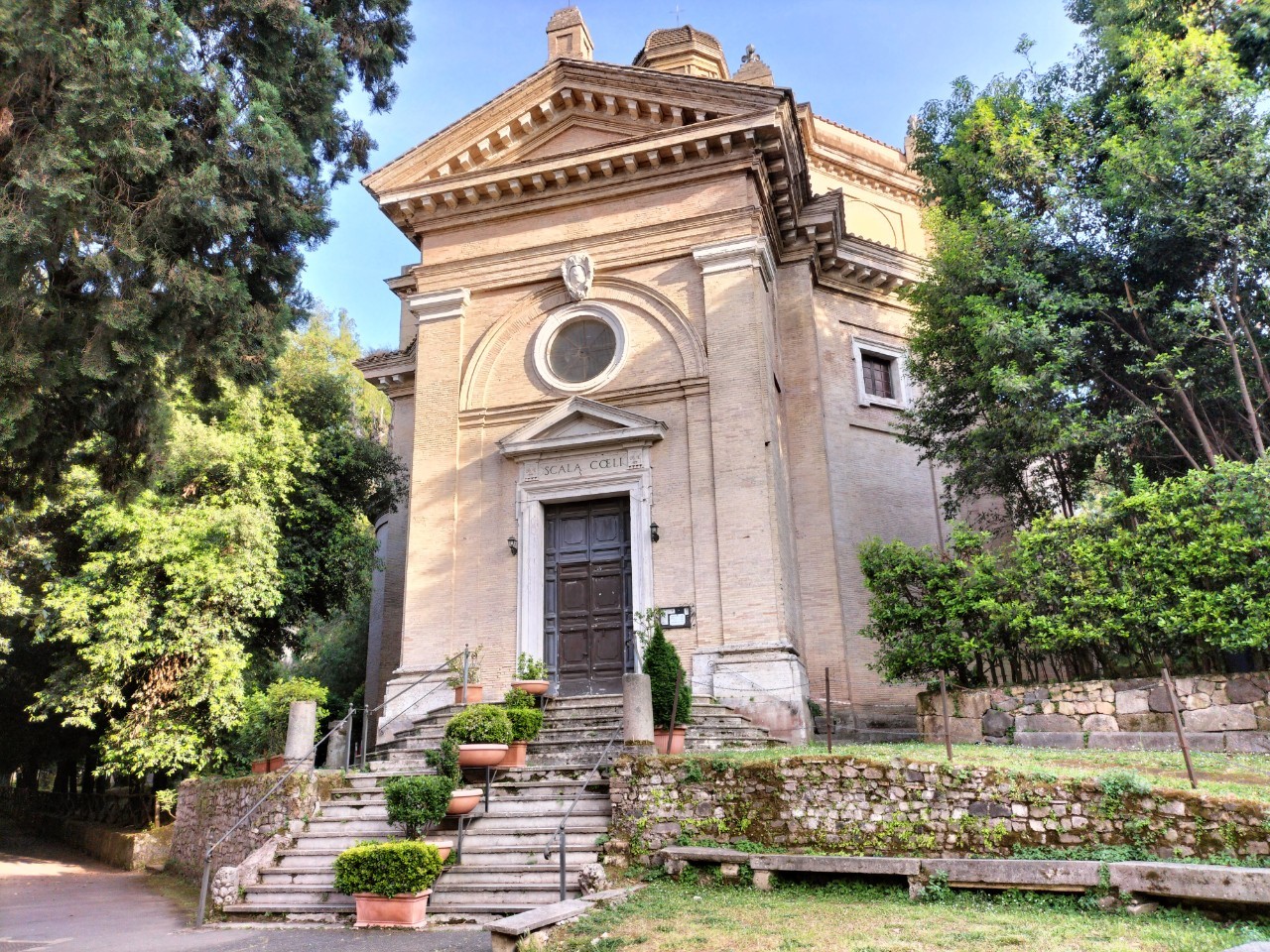 「天梯教堂」門頂寫著Scala Coeli（天堂的階梯），教堂因此得名。