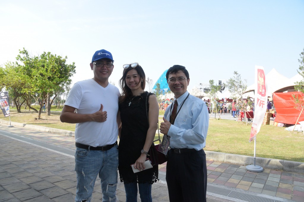 現場受感動將於29日受洗的慕道友與林碧亮牧師。(記者謝宜汝攝影)  