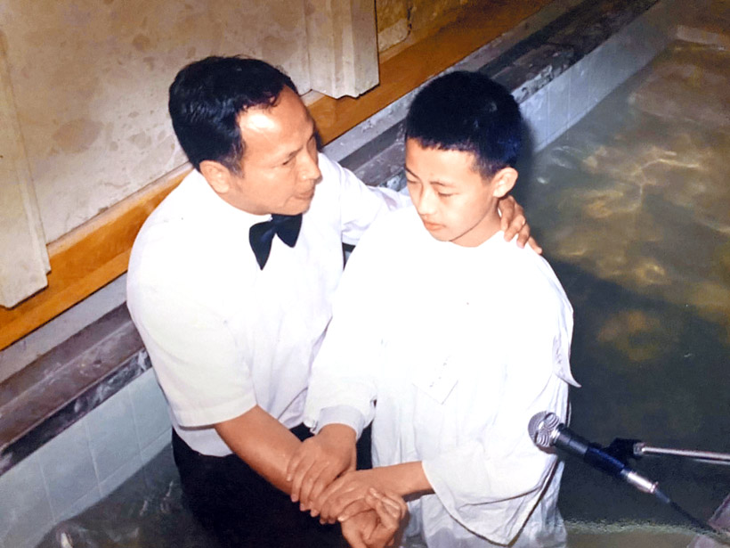 周神助牧師為15 歲時的晏信中施洗。