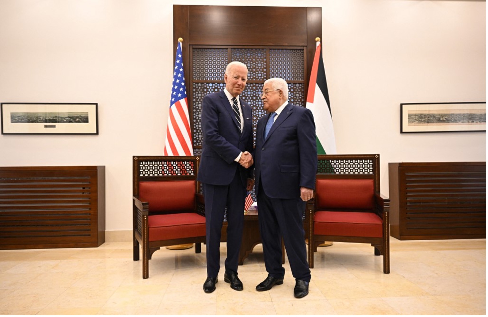 2022年7月15日，美國總統喬．拜登（左）在伯利恆與巴勒斯坦自治政府總統馬哈茂德．阿巴斯會面。照片來源/MANDEL NGAN /AFP；耶路撒冷全球華人敬拜中心/提供