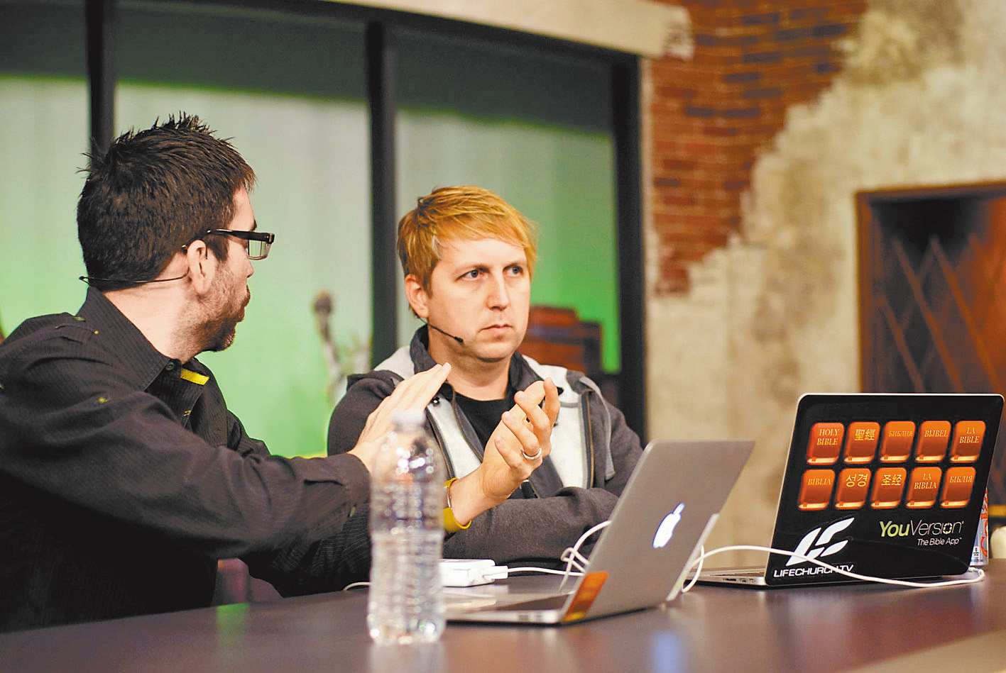 2011年的格林華德牧師（右）研發改善YouVersion功能。