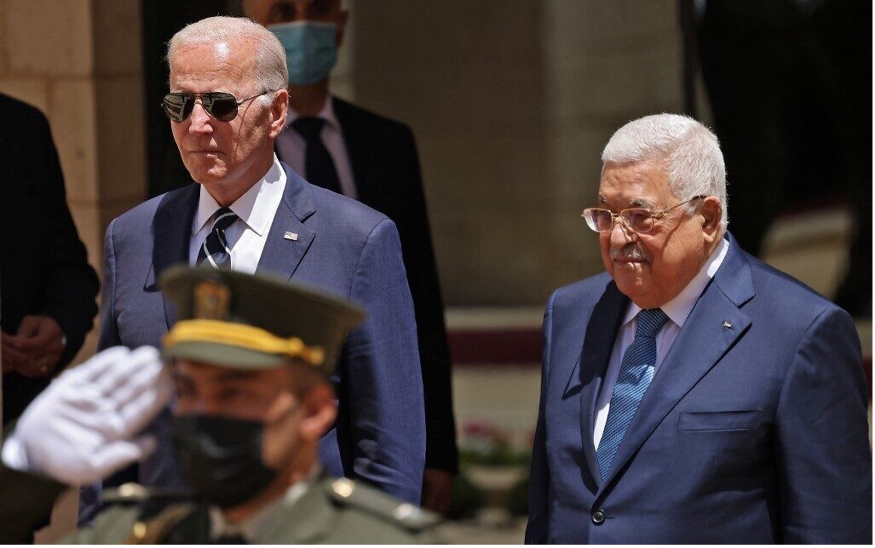 newsletterno 258 1c  2022年7月15日，美國總統喬．拜登（左）在約旦河西岸的伯利恆與巴勒斯坦自治政府主席馬哈茂德．阿巴斯的會面。照片來源：AHMAD GHARABLI /AFP；耶路撒冷全球華人敬拜中心/提供