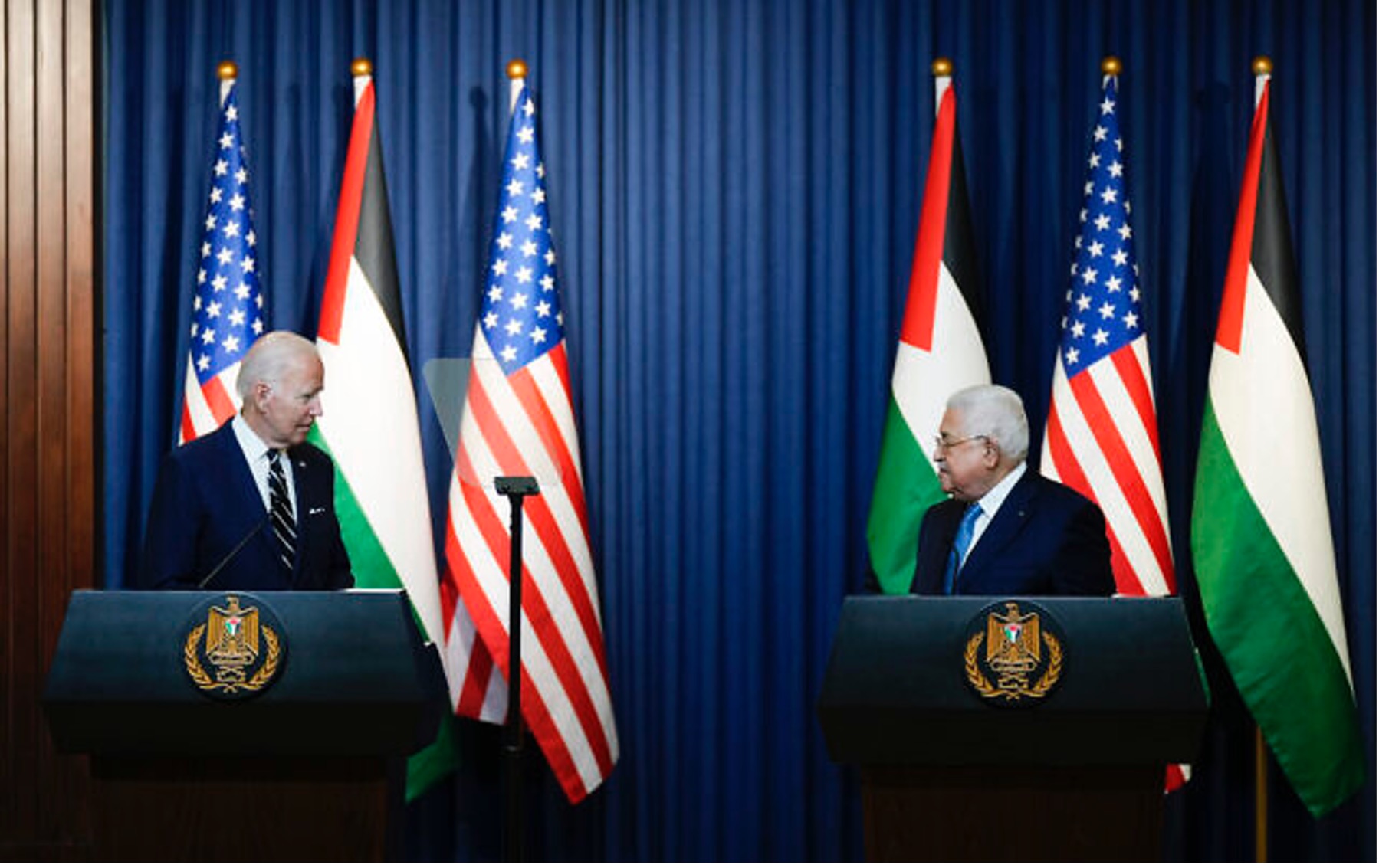 2022年7月15日，巴勒斯坦自治政府總統馬哈茂德．阿巴斯在約旦河西岸小鎮伯利恆發表聯合聲明時，美國總統喬．拜登在聽阿巴斯說話。照片來源：Majdi Mohammed/AFP；耶路撒冷全球華人敬拜中心/提供