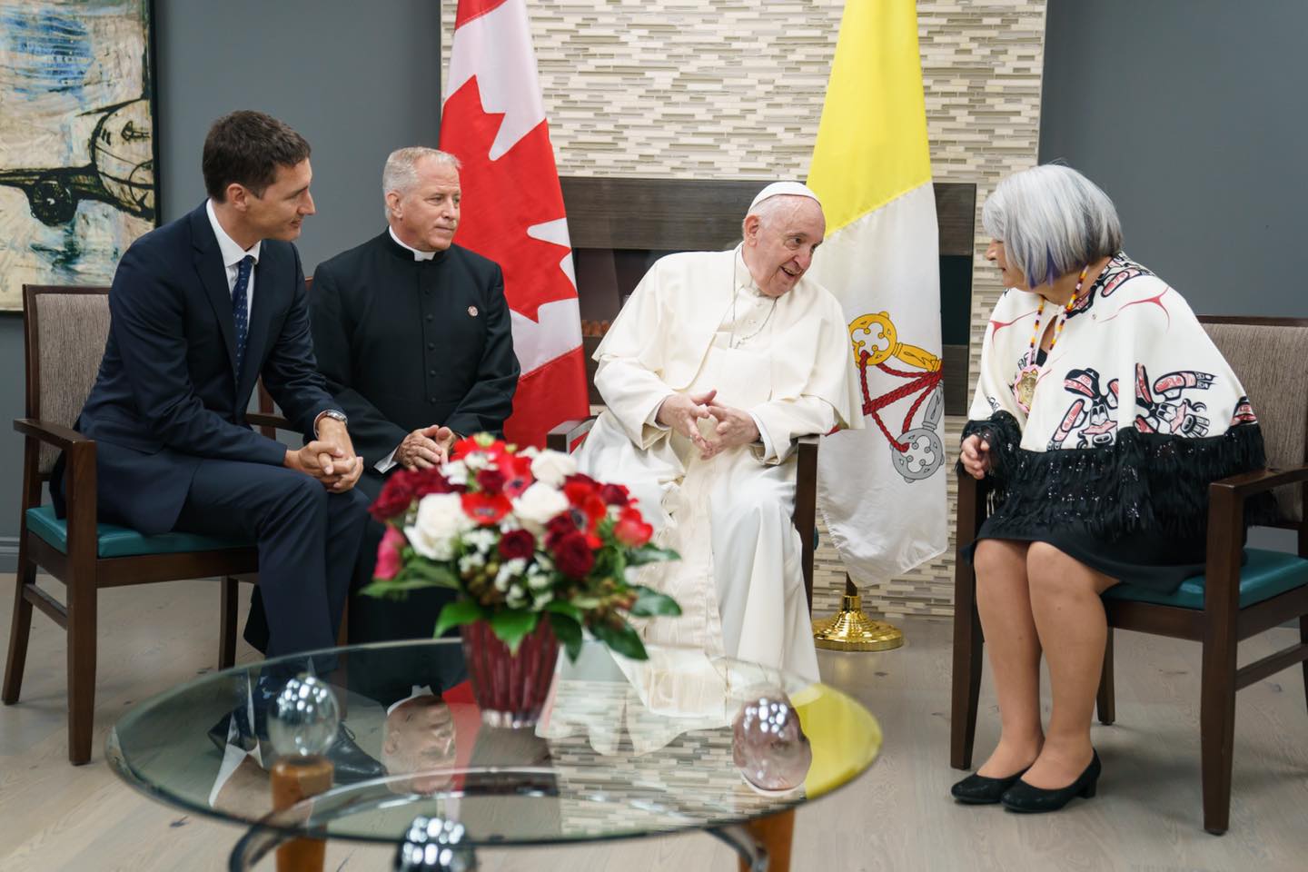 與總理及原民代表會談。（圖／翻攝自FB@Justin Trudeau）