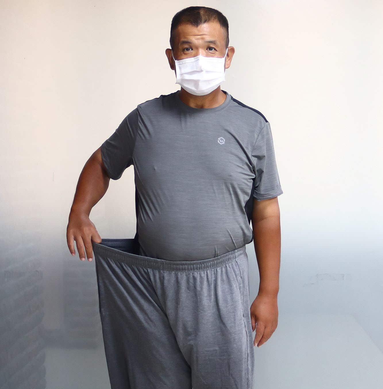 王温忠依照健康減重團隊的建議進行體重控制，八個月來成功甩肉五十公斤，腰圍從五十二吋減至三十八吋，重穿以前的褲子明顯寬大許多。(圖/東基提供)
