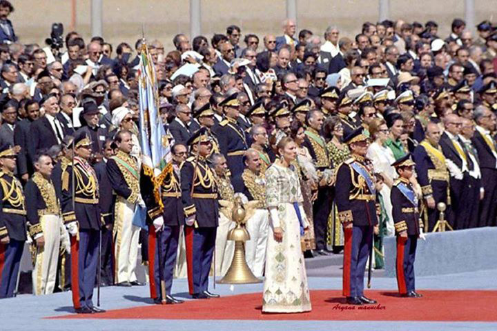 1971 年紀念慶典在波斯波利斯開幕，伊朗皇室和各國政要向居魯士大帝致敬。（來源維基）