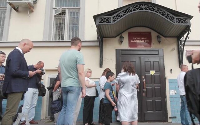 2022年7月28日，俄羅斯政府針對猶太人事務局的聽證會舉行前，民眾聚集在莫斯科的巴斯曼尼地區法院外。（螢幕截圖來源：TASS；耶路撒冷全球華人敬拜中心/提供）