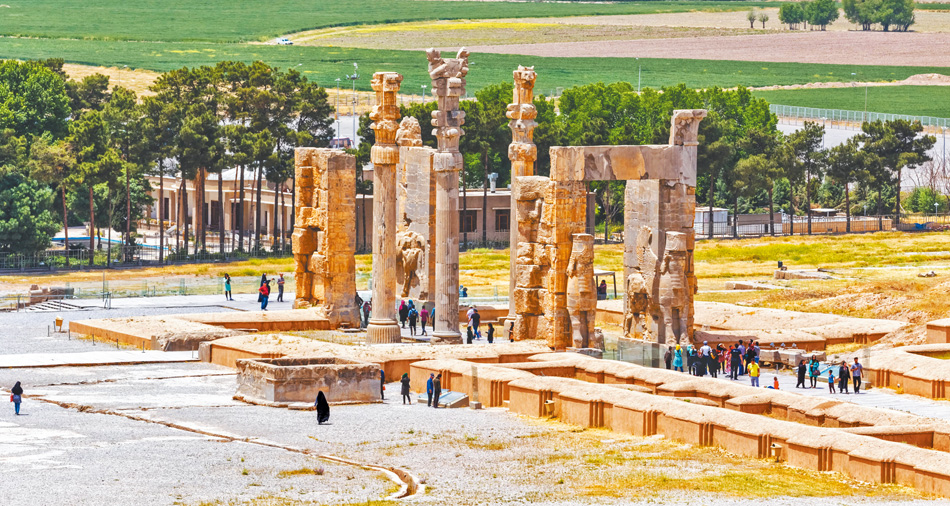 波斯帝國故都、波斯波利斯古城遺址，入口處有巨型半人半獸的拉瑪蘇雕像作為權勢象徵。