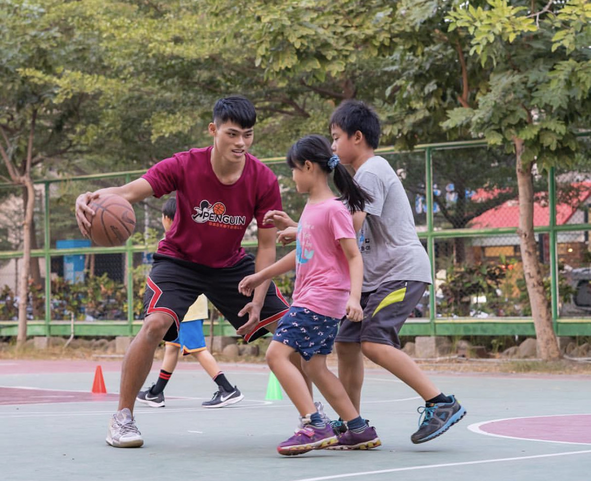期勉透過籃球，培養學生的良好品格。（圖／受訪者提供）
