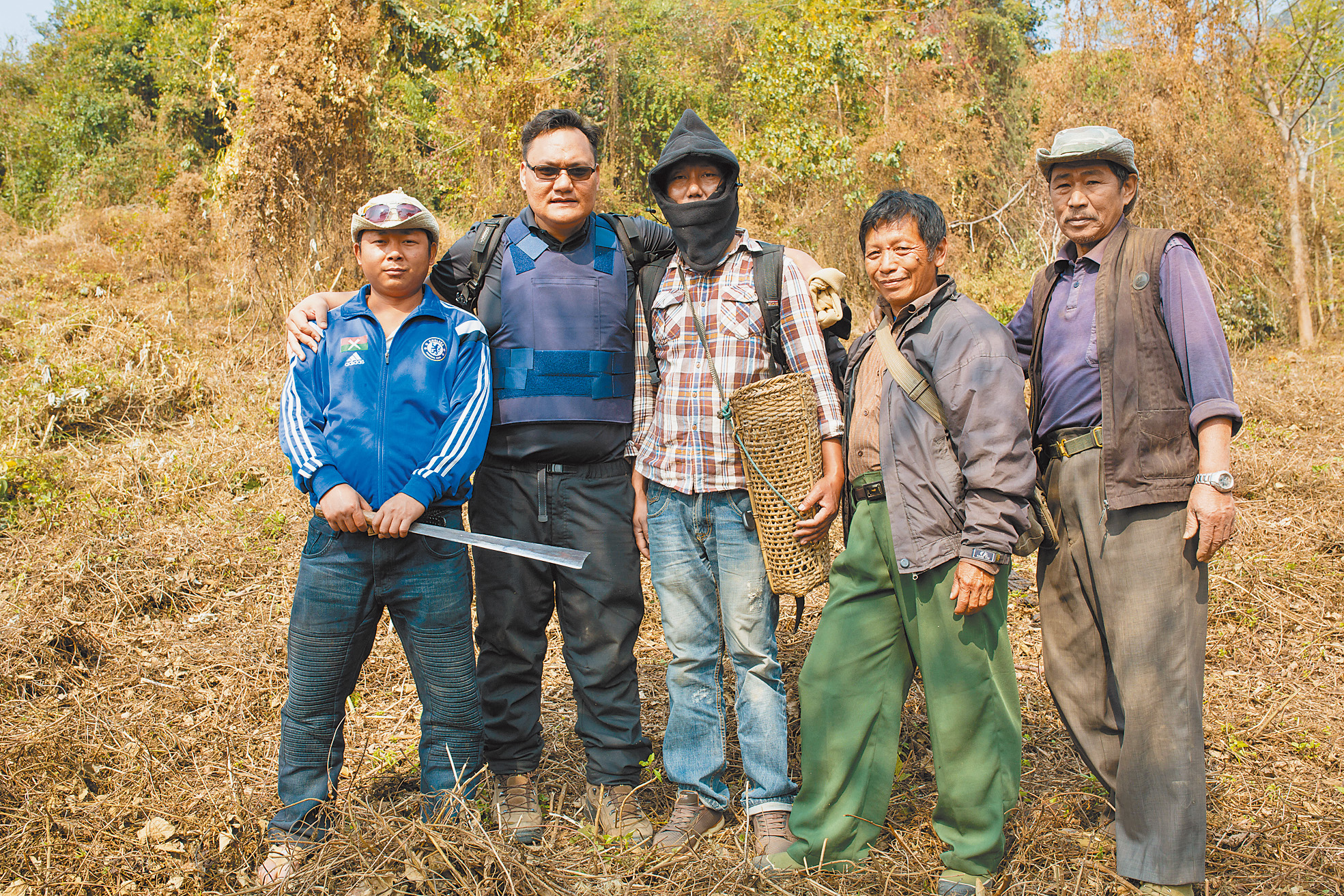 魯瑪夫（左二）與緬北邊境人道救援小組。