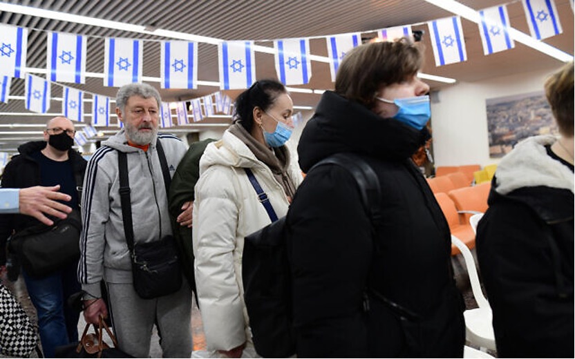 逃離烏克蘭的猶太移民於2022年3月15日抵達特拉維夫附近的本—古里安機場。（照片來源：Tomer Neuberg/Flash90；耶路撒冷全球華人敬拜中心/提供）