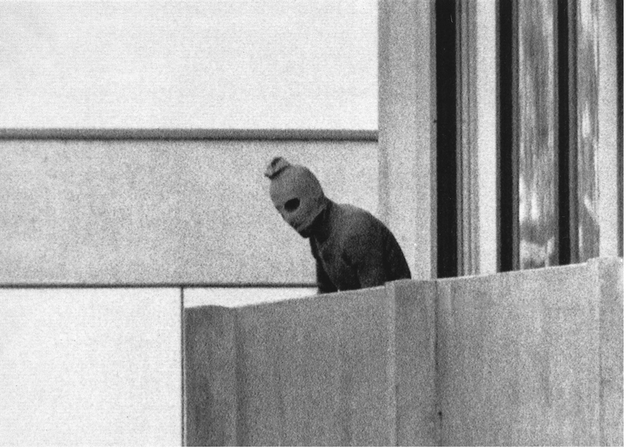 1972年9月5日慕尼黑（Munich），恐怖組織中的一名恐怖份子戴著頭套，站在他們在奧運選手村挾持以色列運動員當人質的大樓陽台上。（照片來源：AP/Kurt Strumpf；耶路撒冷全球華人敬拜中心/提供））