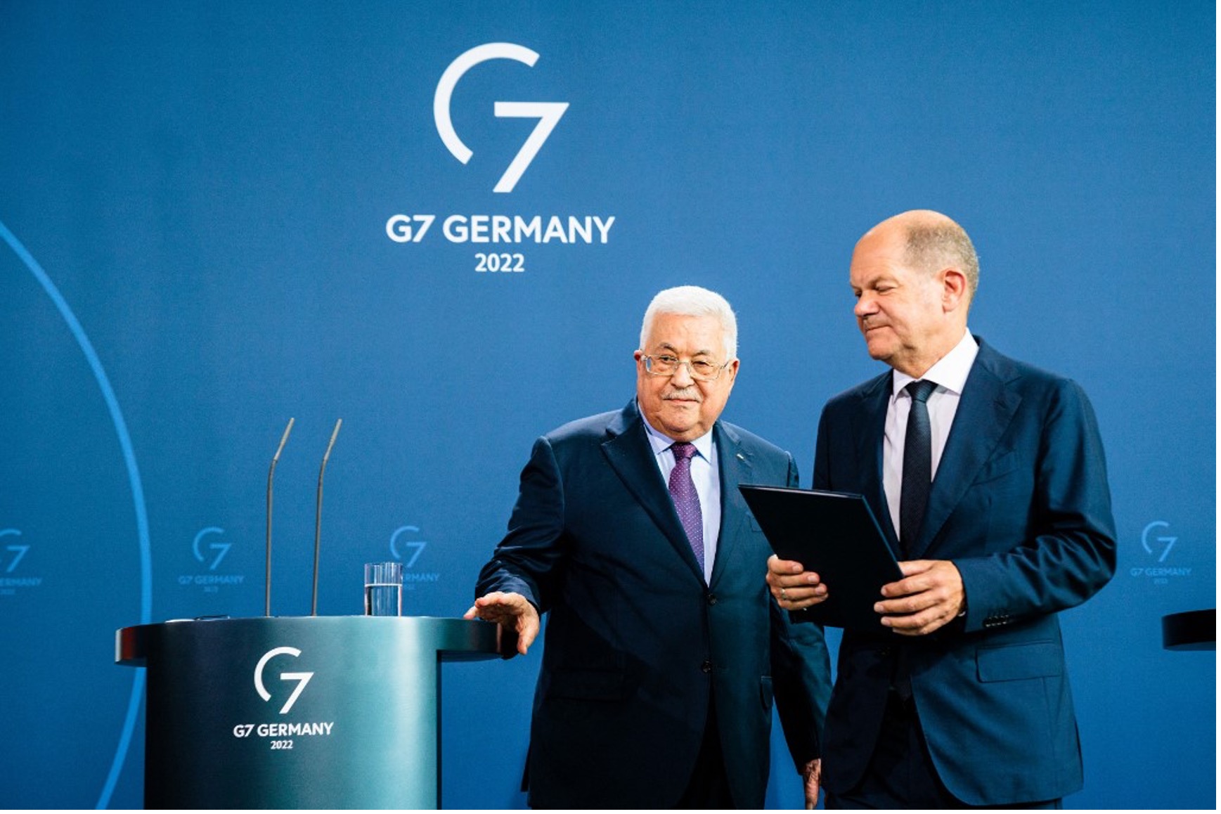 2022年8月16日，德國總理奧拉夫．蕭茲和巴勒斯坦自治政府總統馬哈茂德．阿巴斯在德國柏林總統府舉行記者會後離開。（照片來源：Jens Schlueter/AFP；耶路撒冷全球華人敬拜中心/提供））