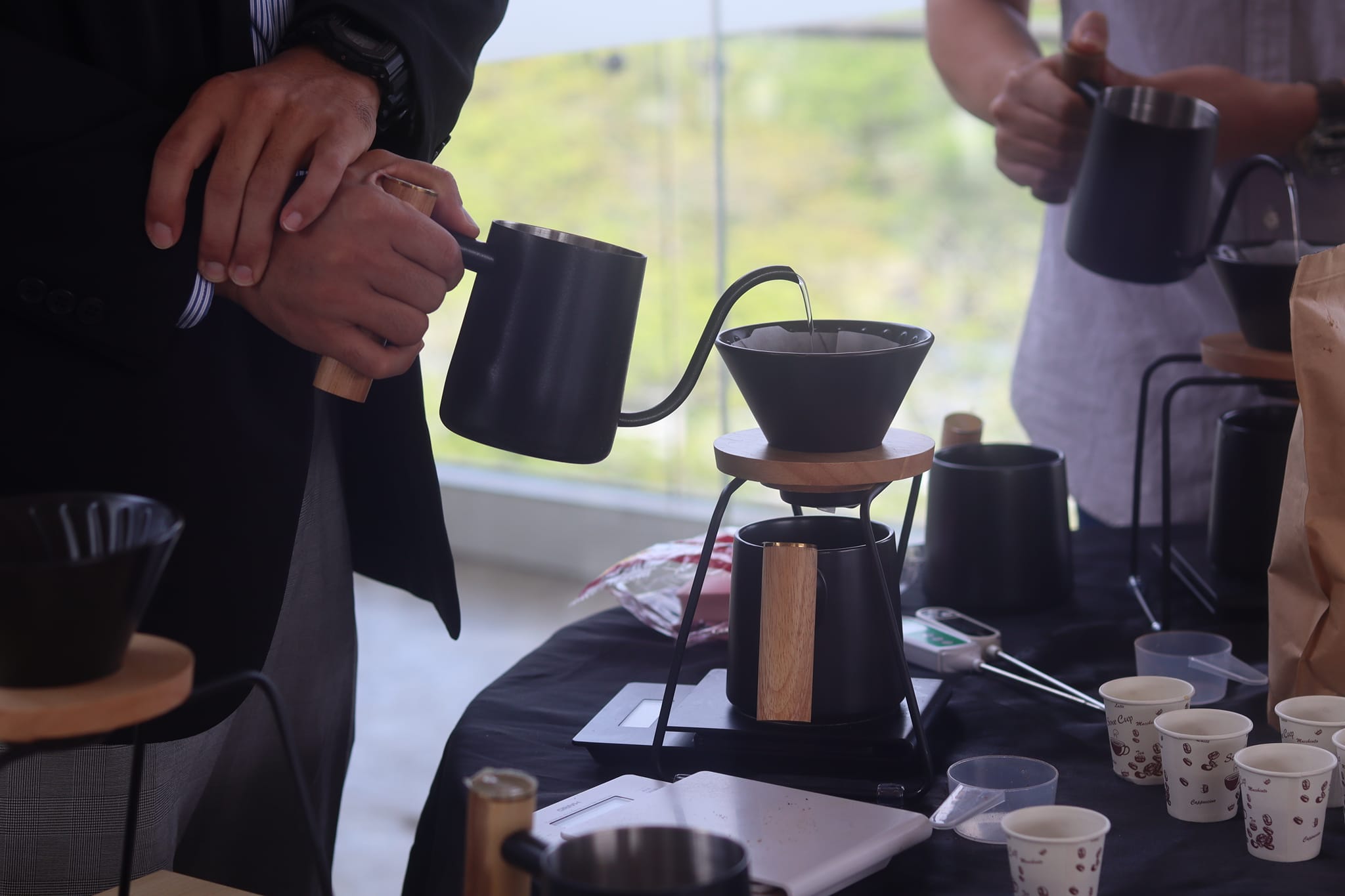 會中也教導咖啡的特性以及如何做出好喝的咖啡。(圖/長榮大學臉書)