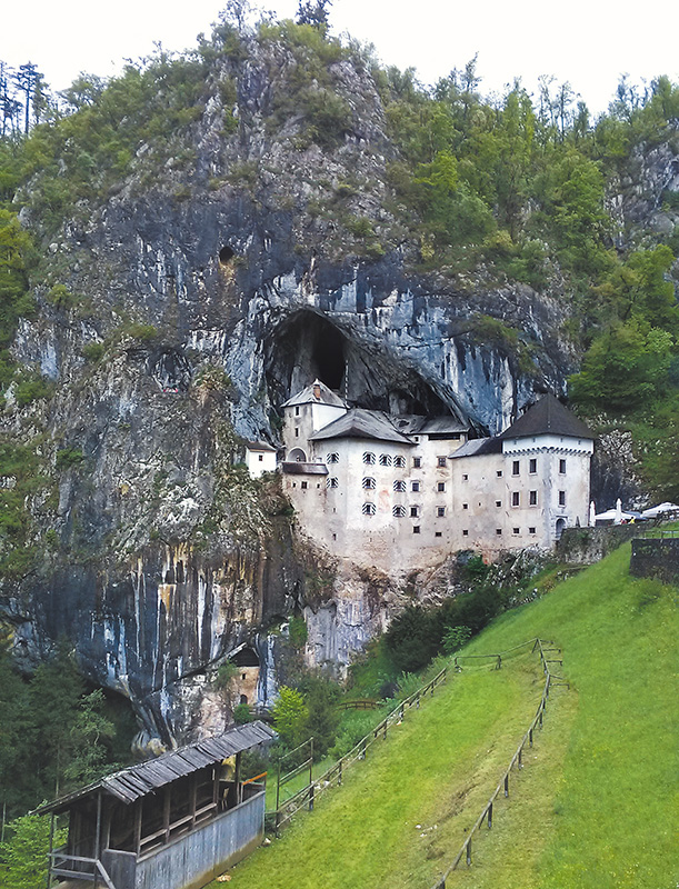 中世紀即建立在波斯多瓦那鐘乳石洞的洞窟城堡。