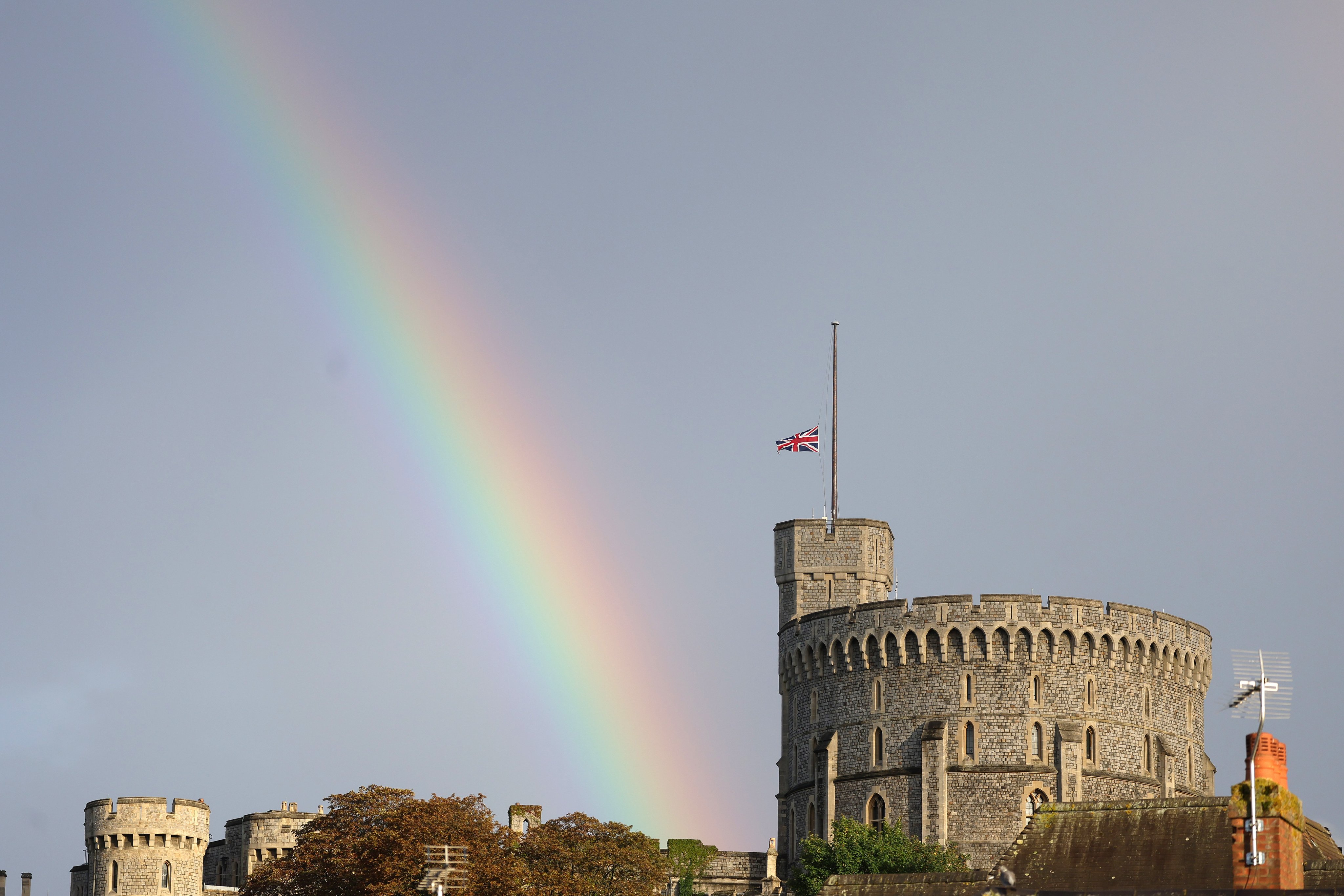 在宣布女王死訊後，溫莎堡降半旗時天空出現彩虹。（圖／翻攝自Twitter@WCVB）
