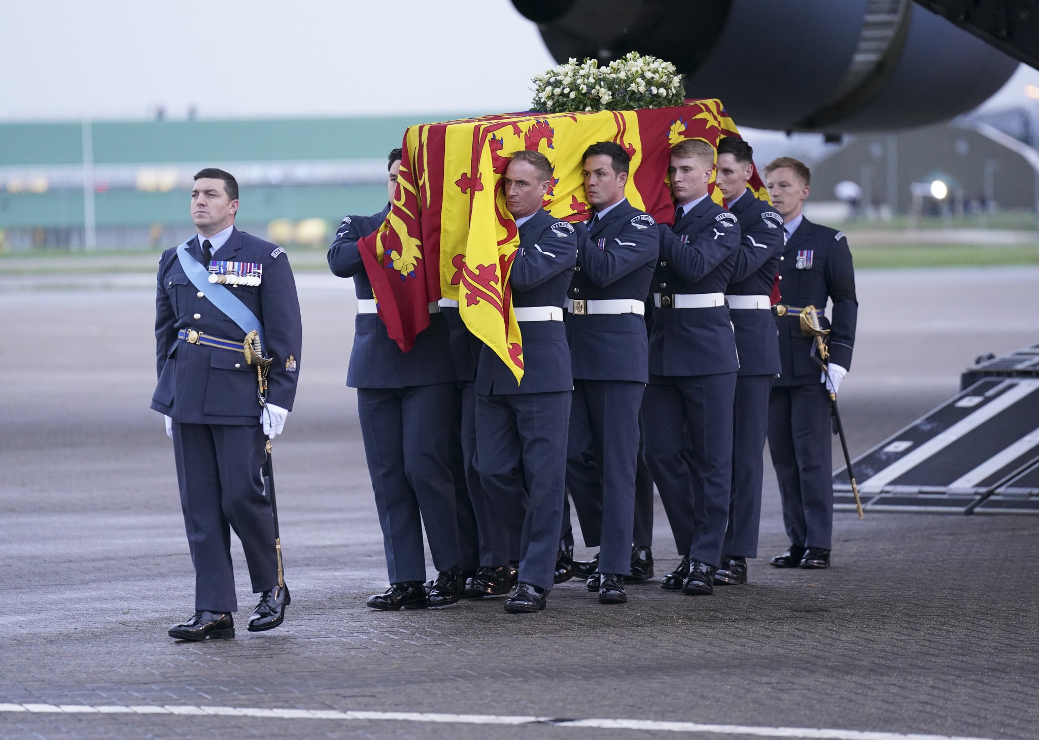 13日，女王的靈柩由英國空軍以專機運回倫敦附近的諾霍特機場。