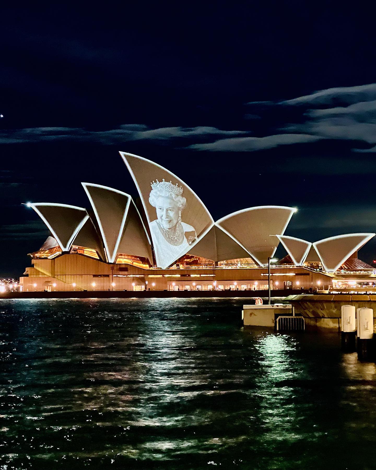 大英國協成員國澳洲雪梨歌劇院以燈光藝術感念英國女王。（圖／翻攝自FB@KIIS1065）