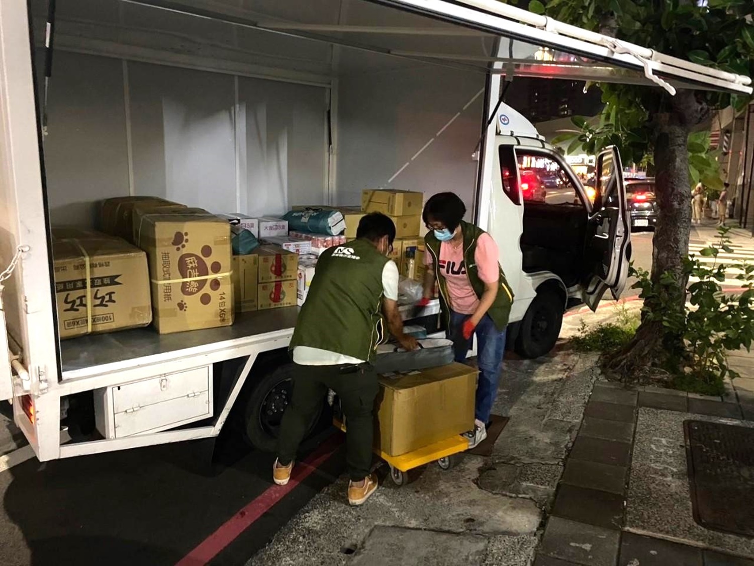 芥菜種會食物銀行轉運車裝備物資前往花蓮受災區。(圖/芥菜種會提供)