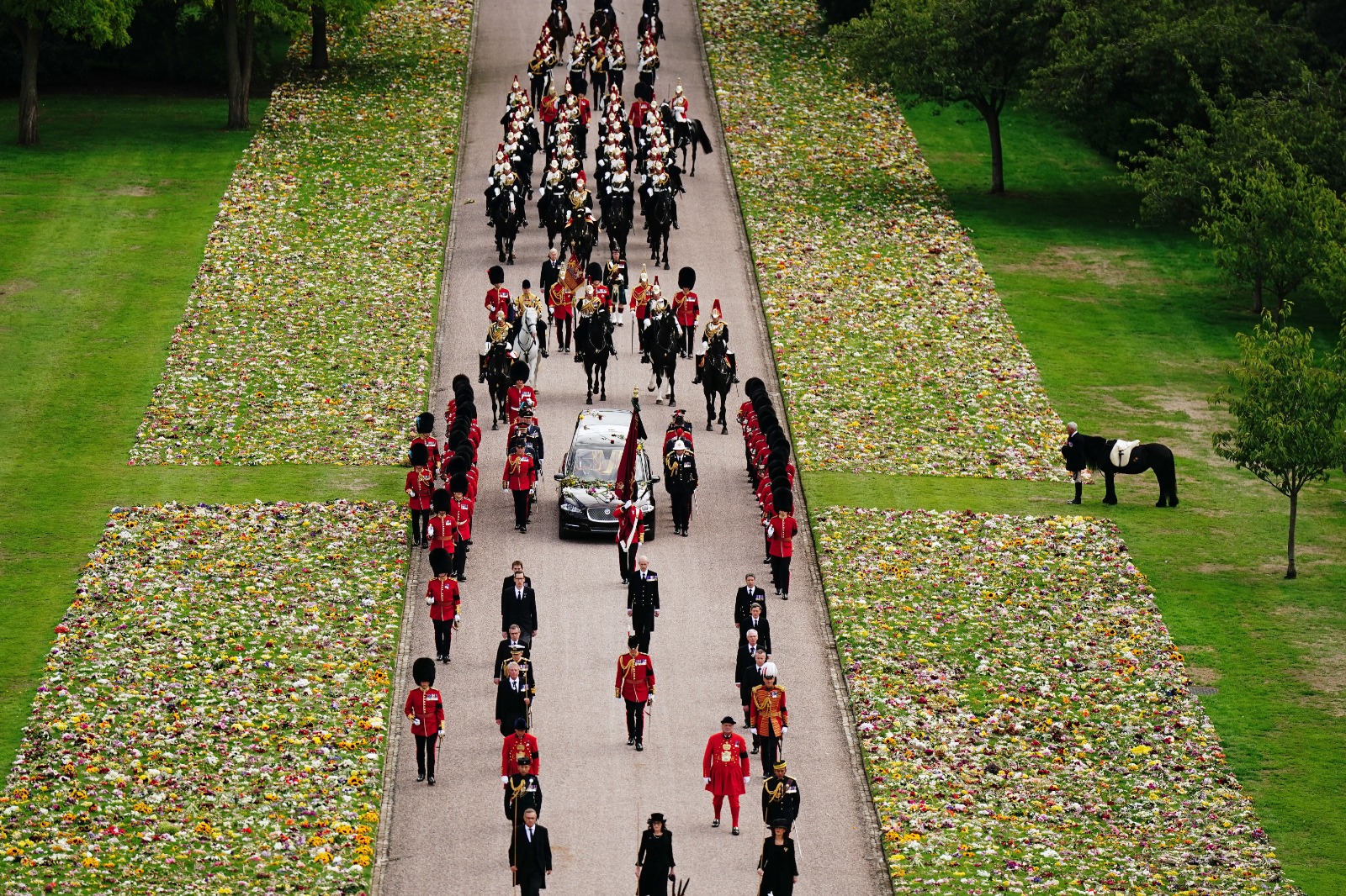 送葬隊伍沿著溫莎城堡綠地大道，前往聖喬治禮拜堂。（圖／翻攝自@RoyalFamily推特）