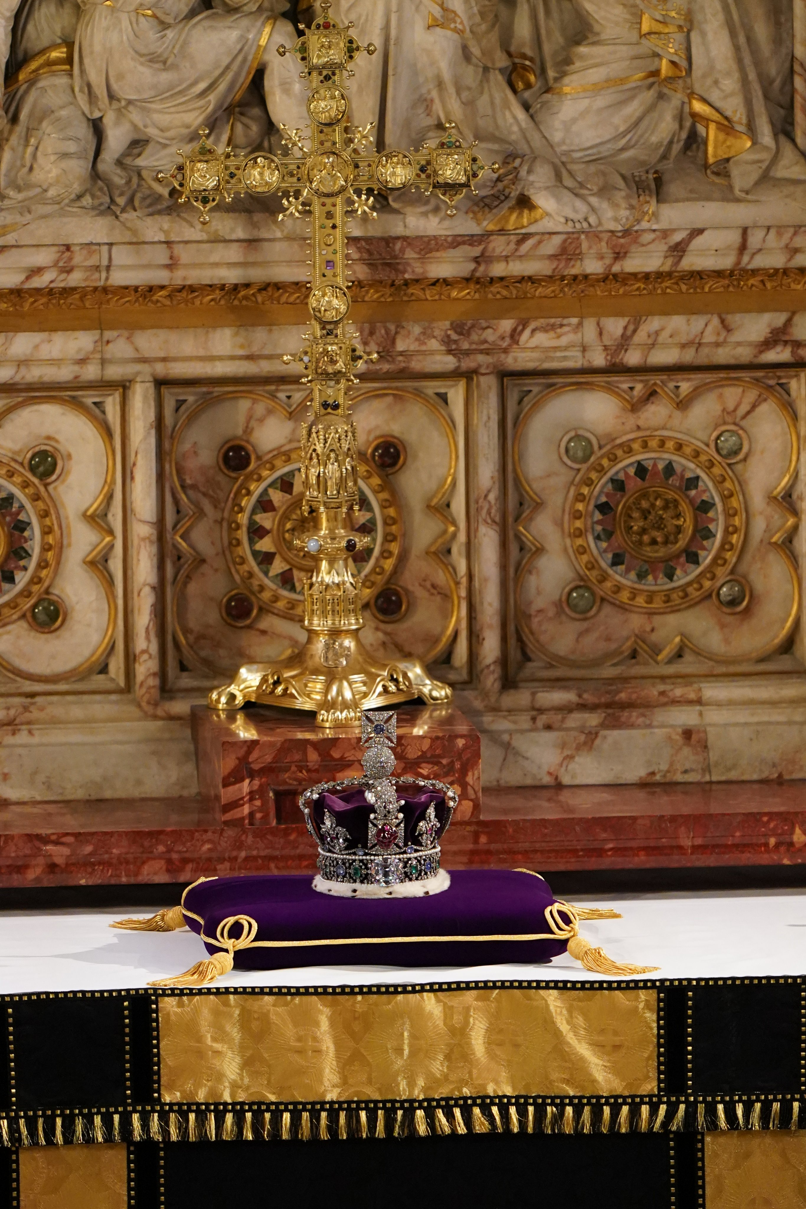 帝國皇冠由靈柩移到聖喬治禮拜堂的高壇上。（圖／翻攝自@RoyalFamily推特）