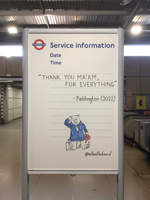倫敦地鐵站告示上留言感謝女王，並畫上一隻柏靈頓熊。（圖／翻攝自@allontheboard推特）