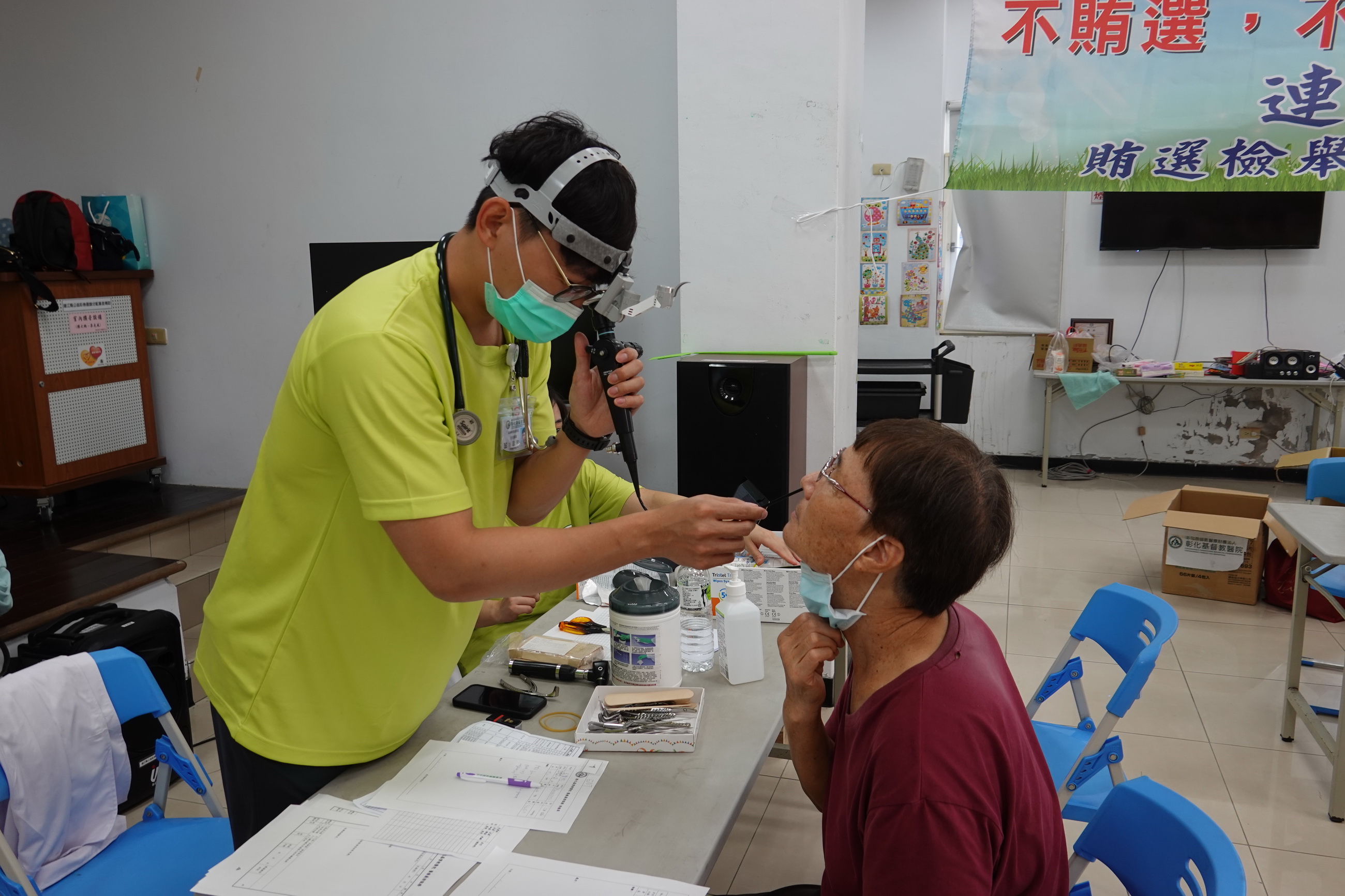 耳鼻喉科凃政宏醫師為民眾進行鼻咽內視鏡檢查。