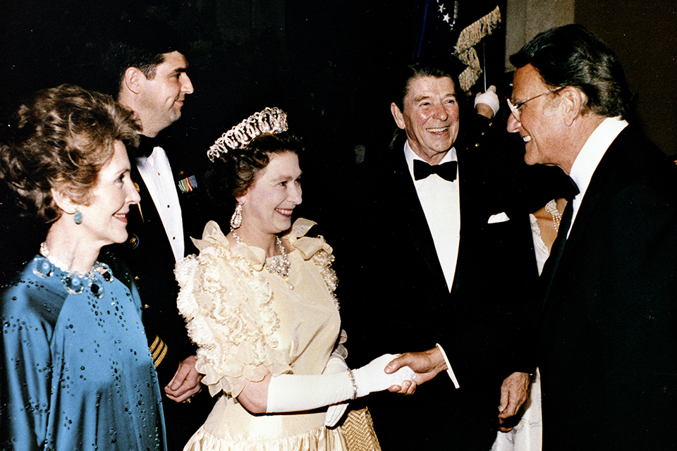 女王與葛理翰牧師、雷根總統夫婦相見。（圖／billygraham.org）