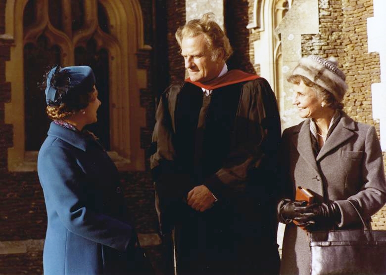伊莉莎白女王與葛理翰牧師夫婦會面。（圖／翻攝自FB@BillyGrahamCanada）