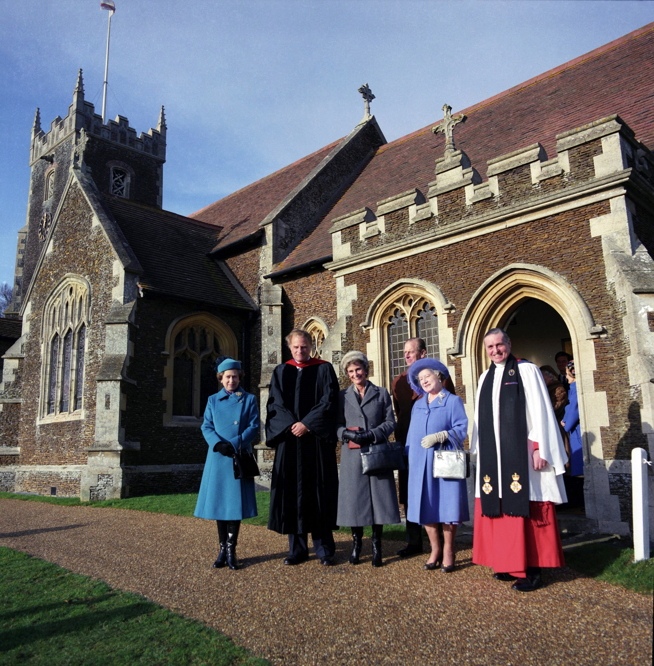 英國王太后（右二）、女王（左一）、王夫愛丁堡公爵（後排）與葛理翰牧師夫婦（左二、左三）。（圖／BGEA）