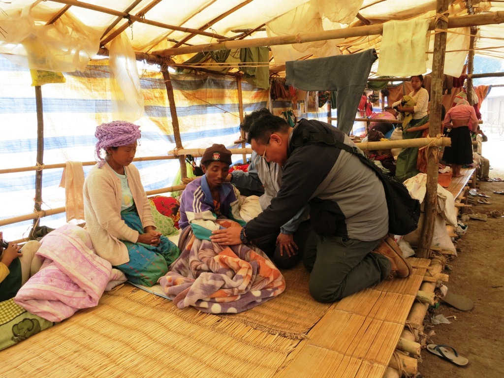 魯瑪夫為受苦的難民祈禱。（圖/受訪者提供）