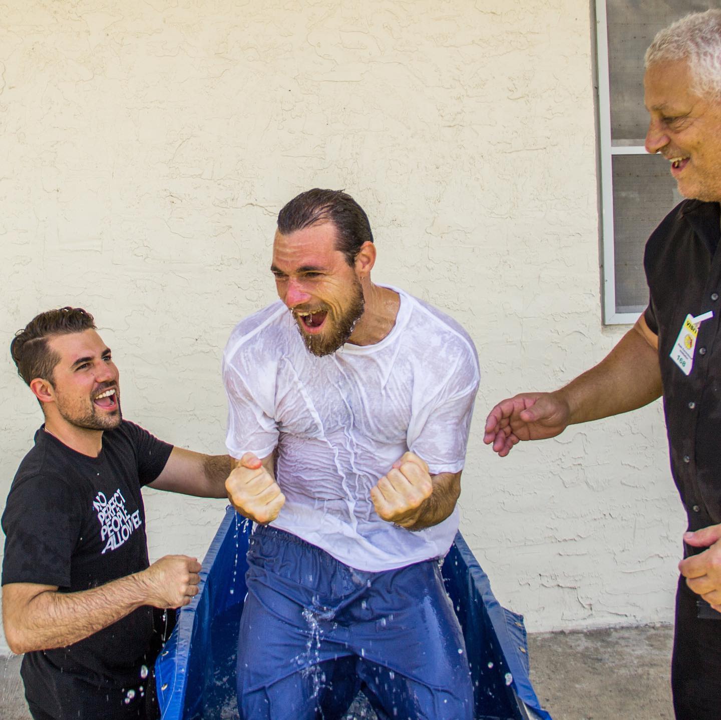 受刑人受洗后，感受到重获新生的喜悦。（图／翻摄自脸书 @GodBehindBars）