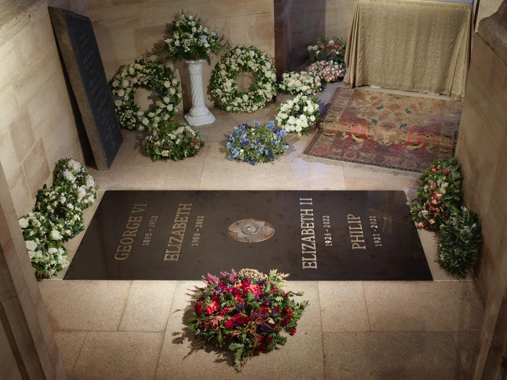 女王下葬於皇家墓穴，與父母和王夫菲立普親王同眠。（圖／翻攝自FB@TheRoyalFamily）