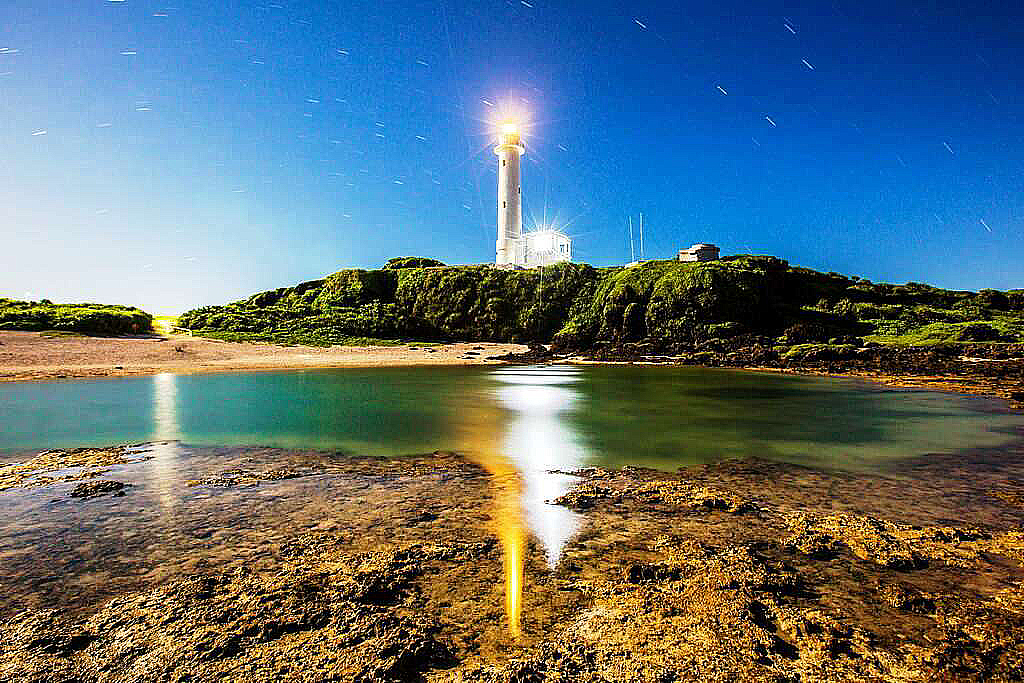 綠島燈塔夜晚明光照耀。（圖／交通部觀光局東部海岸國家風景管理處提供）