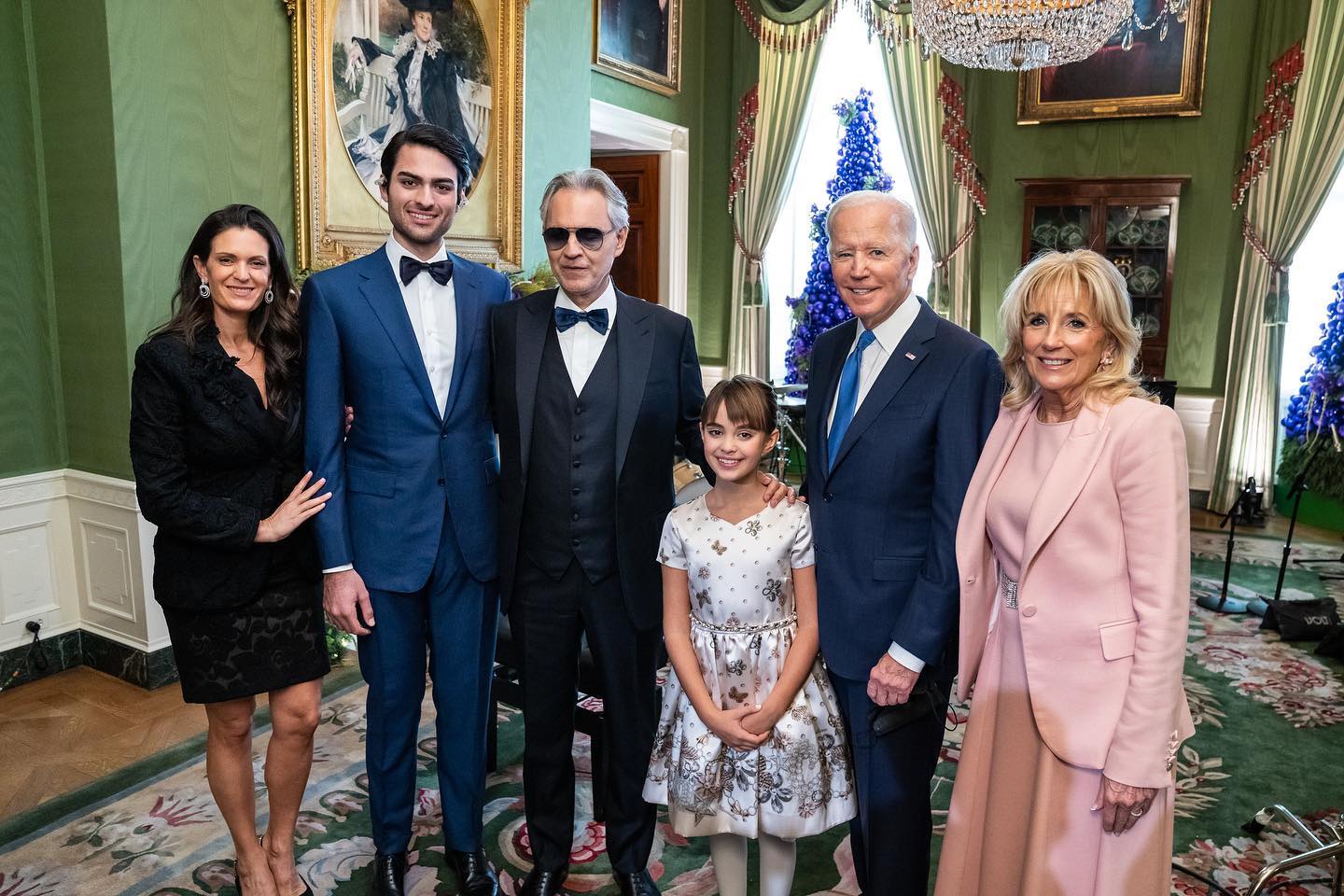 全家人訪問白宮，與拜登總統夫婦合影。（圖／翻攝自FB@Andrea Bocelli）